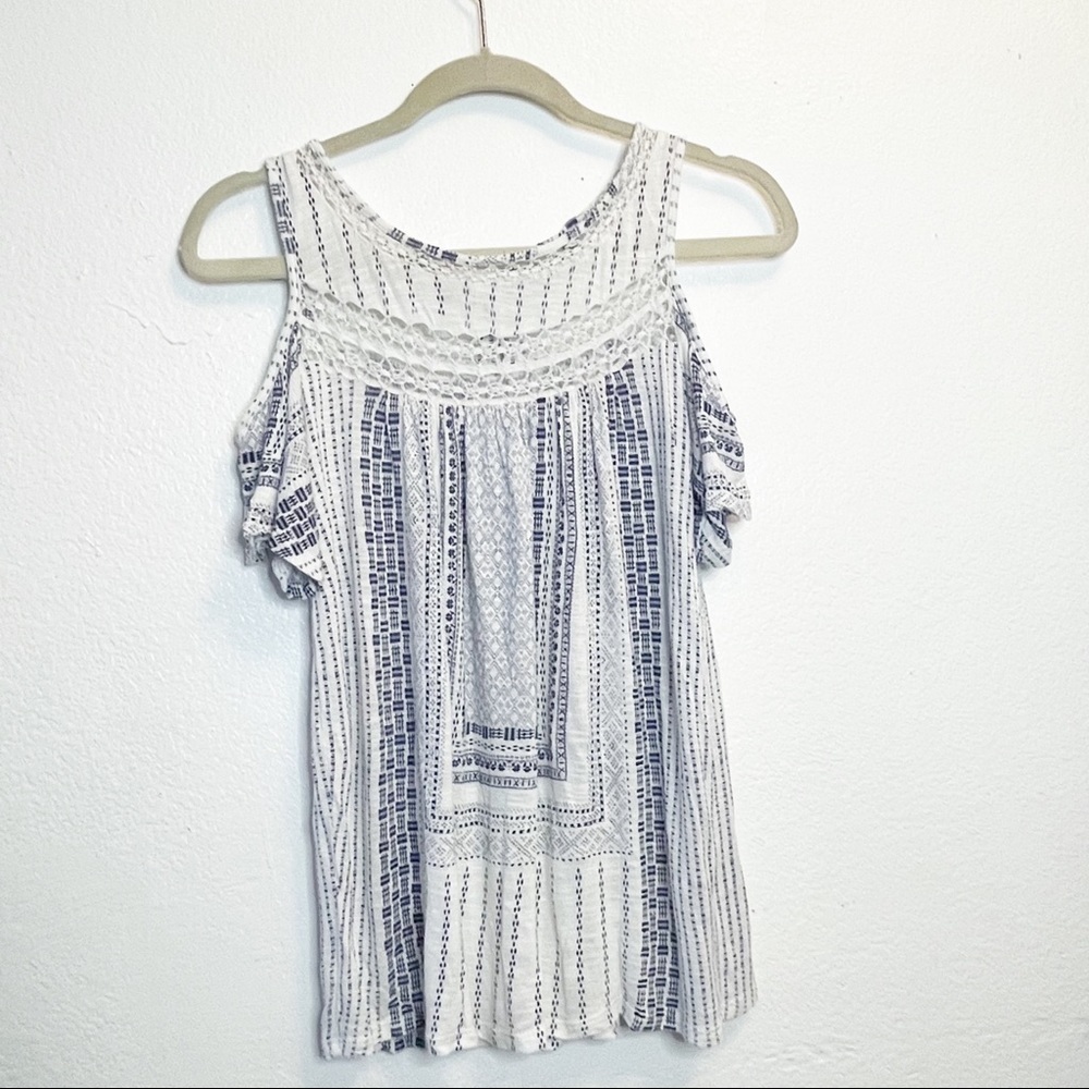 Lucky Brand Cold Shoulder Top. Blu/Wht. Size Small - Picture 6 of 7